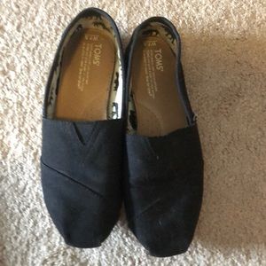 Women’s black toms